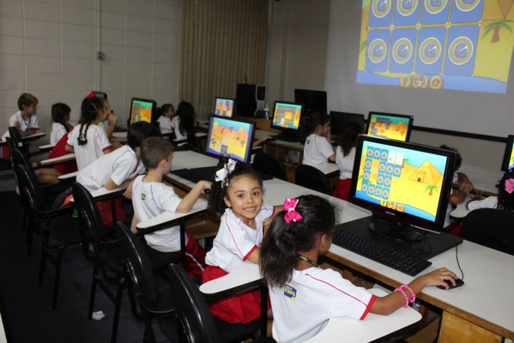 AULA DE INFORMÁTICA COM JOGOS PARA DIGITAÇÃO RÁPIDA – CCDA – Colégio Carlos  Drummond de Andrade